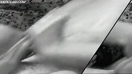 İki kız bir adama harika bir handjob verir.