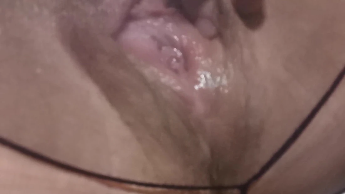 Посмотри на мою мокрую маленькую киску в колготках