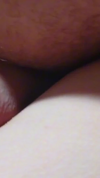 Волнующий момент из "Молодой трахает пожилую даму, когда она посещает его"