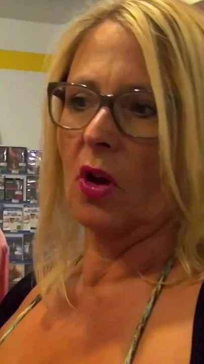 Обязательный для обмена момент из "Две горячие студентки соблазняют милфу для секса"