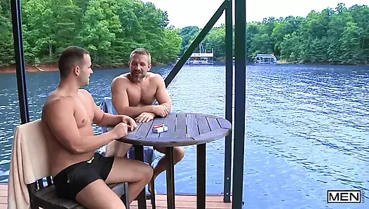 Erkekler - Dirk Caber ve Luke Adams oğullarının ve yarakların şehvetli bir takasına katılıyor