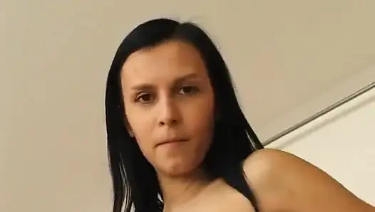 Esmer güzel bakış açısıyla sakso çekmeden önce mastürbasyon yapıyor