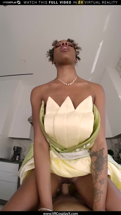 Lacey London, PRINCESS Tiana rolünde Aç Bir Ağız Ve Dar Bir Am Büyük Bir Sik İçin Ağrıyor Part 1 | Klip 3