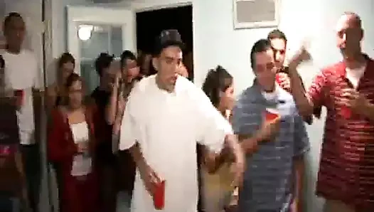 Üniversiteli kız öğrenci partisi fahişe misyoner pozisyonunda sikiliyor