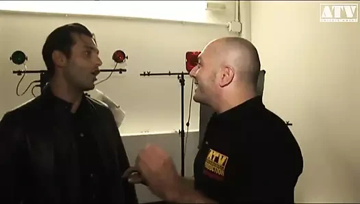 Kızıl saçlı büyük memeli sürtük Sofia Valentine anal seks yapıyor