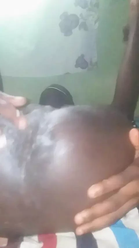 Çılgın götünü teşhir ediyor.