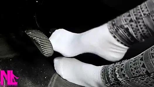 Beyaz spor ayakkabı ve pamuk çorapla pedal pompalama