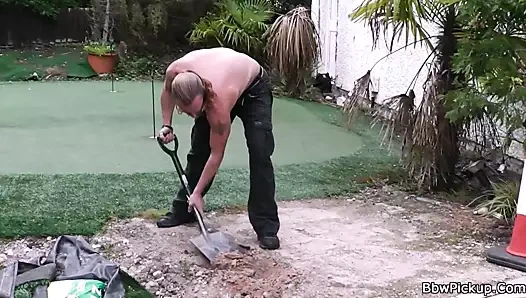 adam tombul sarışın komşu memnun