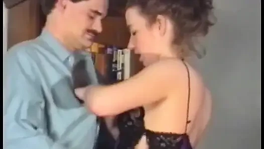 Muhteşem hatun amını büyük bir yarakla sikerken zevkle inliyor