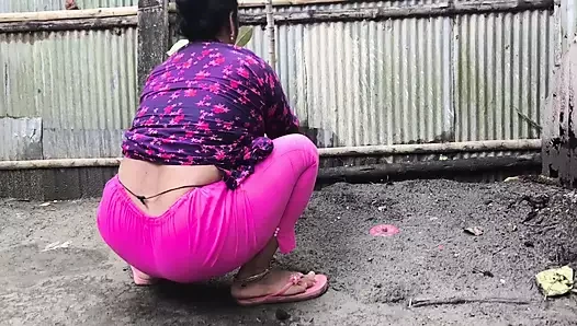 Kız kardeşimi tuvalete idrara giderken görüyorum