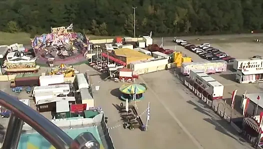 Küçük memeli Alman sürtük bir gözlem tekerleğinde dildoing onu beceriyor seviyor