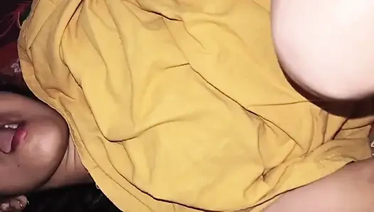 Üvey erkek kardeş ebeveynleri evde yokken üvey kız kardeşini sikiyor