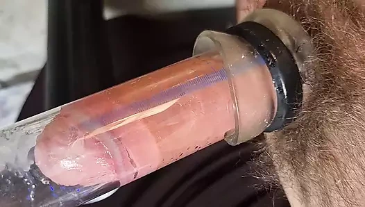 Kalın yaraklı heteroseksüel Avustralyalı travesti sağım makinesi tarafından emiyor (döl yok) - seans.02