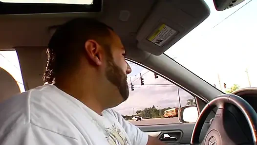 Sarışın kaltak bacaklarımı emiyor ve sonra sert sikiliyor