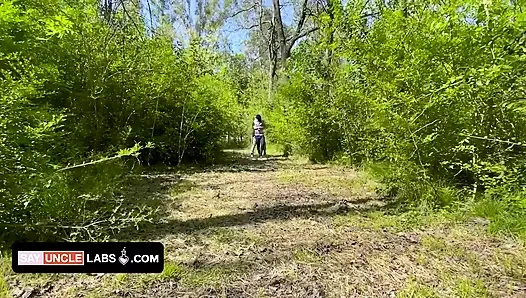 Azgın adam azgın kaslı eşcinseller tarafından grup seks yapıyor