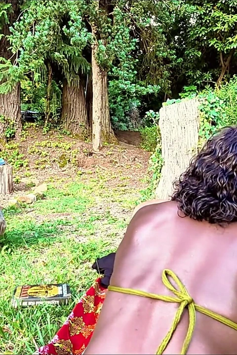 İki taşçı bahçede dışarıda harika ve çıplak oluyor