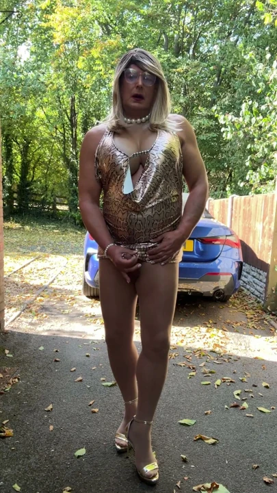 Altın leopar baskılı elbiseli seksi travesti kellycd2022 bronz külotlu çorap ve topuklu ayakkabılar | Klip 2