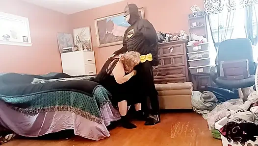 Yarasa kız (hemşire Vicki) yarasa adama sakso çekiyor!