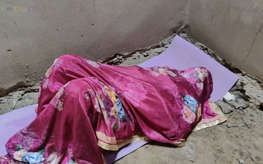 Bir kadın işçi işvereniyle seks yapıyor.