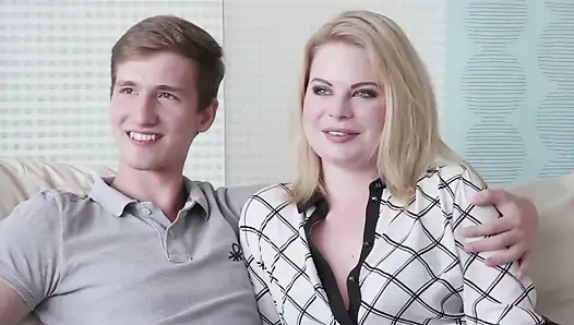 Adry Berty meek kocası aldatılmış halde otururken koca sikli bir adamla sikişiyor