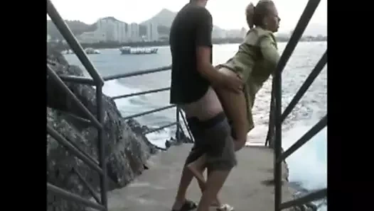 Petite exhibe en bord de mer