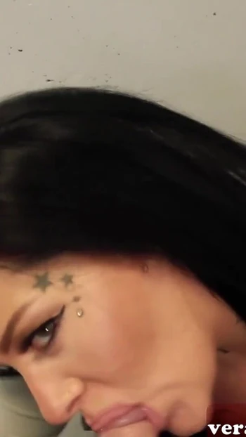 Обязательный для просмотра момент от "Толстая немецкая шлюшка во время свидания вслепую с мужиком из интернета"