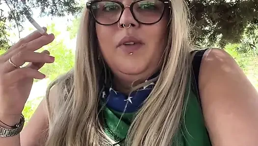 Brezilyalı iri güzel kadın orta yaşlı seksi kadın tanrıça doğada sigara içme ayini