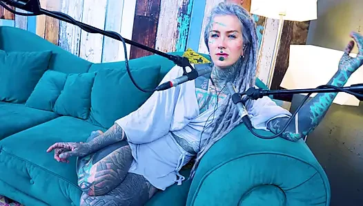 S hakkında konuşuyorum - utanç - asmr podcast sfw konuşuyor gotik sıska kız dreadlocks dövmeli model dövmeli kız