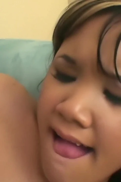 Kitty взхлохнули ее азиатскую киску