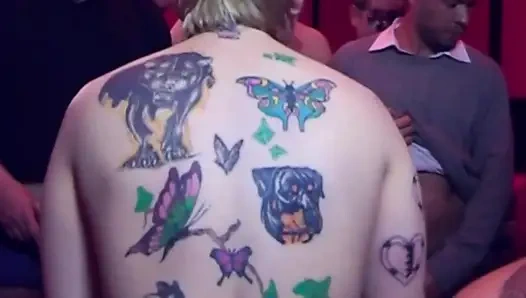 İki orospu gerçek bir amatörle bir kulüpte grup seks oluyor