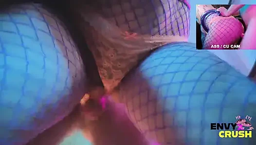 Chica Gamer En Medias De Red Se Pone De Rodillas