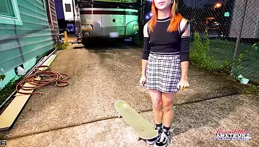 Ateşli patenci kız Keyton Keem deliklerini bir yarakla dolduruyor!