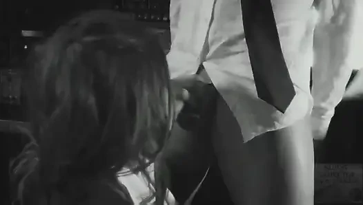 Mükemmel memeli ve götlü ateşli esmer kaptan tarafından sikiliyor