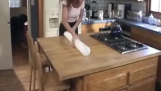 Olgun orta yaşlı seksi kadın şişe ve kalın yarakla genişliyor