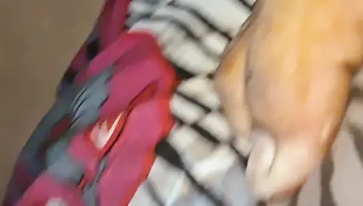 Küçük üvey kız kardeşime yarağımı emdirdim ve sonra onu siktim.