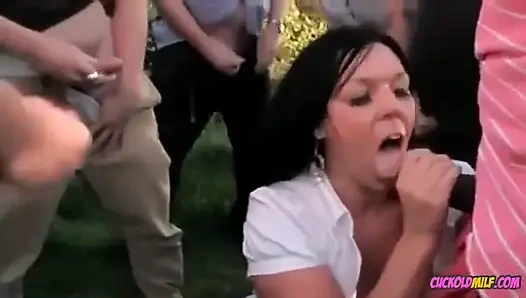 Aldatılan orta yaşlı seksi kadın açık havada grup seks yapıyor