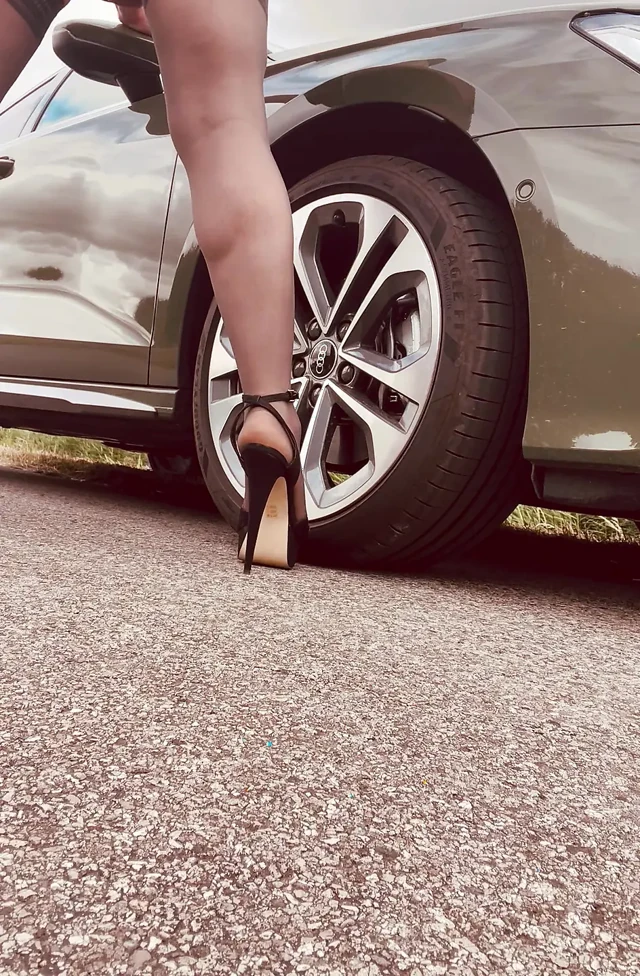 Travesti koca country teşhir ediyor. Yüksek topuklu, külotlu çoraplı.  Mastürbasyon yapıyor ama henüz boşalmadı.