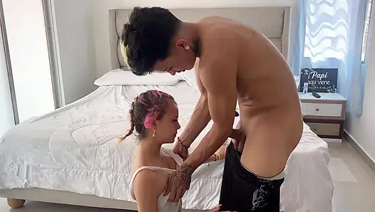 18 yaşındaki küçük üvey kız kardeşimin bekaretini alıyorum ve içine geliyorum