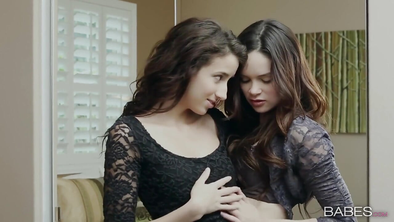 Hatunlar - Belle ve Jenna arasındaki uzun, lüks ön sevişme sırasında erotik gerginlik inşa ediyor