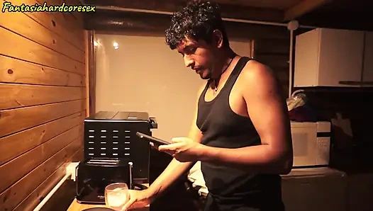 Alison ile yoğun bir antrenman seansı, kişisel antrenörünün ereksiyonla olduğunu görmekten hiç zorlanıyor