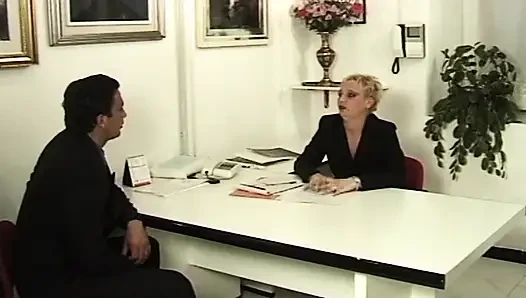 Azgın orta yaşlı seksi kadının iş görüşmesi ıslak anal sikişle bitiyor