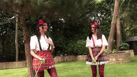 Lookalikes Kit ve Kat ve Stacy Saran bu vahşi açık havada grup sekste kalplerin kraliçesiyle oynuyor