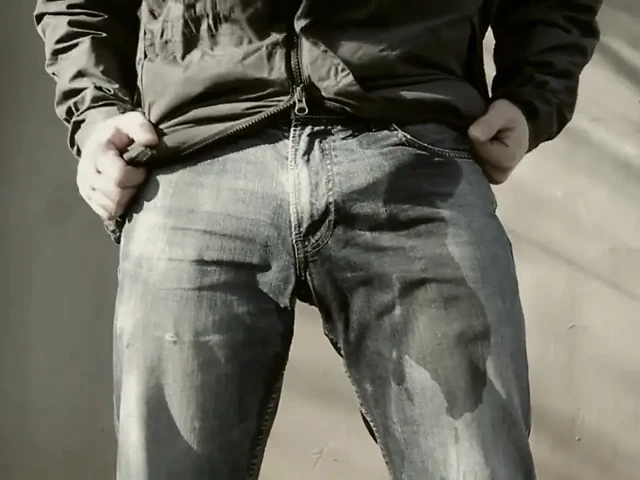 pissing outdore in jeans