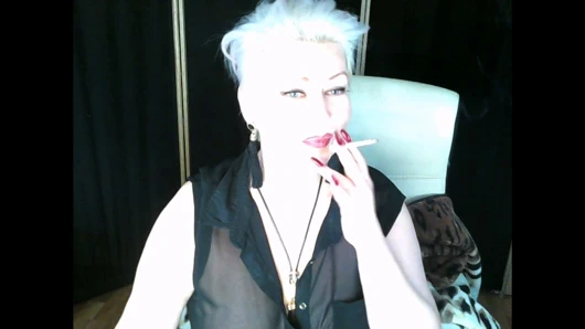 Olgun bir web kamerası sürtüğü güzelinin hayatında bir gün .!. ))