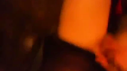 Ladyboy kendisi ile oynuyor