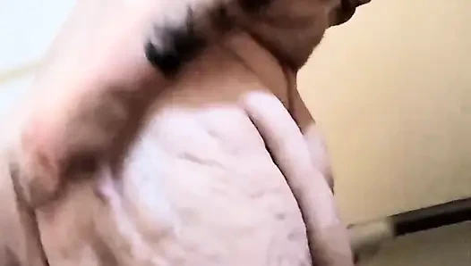 Angeleyes o kalçaların arasında masaj yapıyor