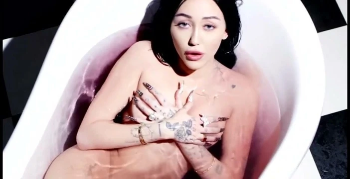 Noah cyrus üçü de (düzenlendi)
