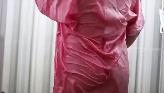 Endonezya pornosu şeffaf saten elbiseyle banyo yaptıran büyük memeli bir kıza dikizliyor