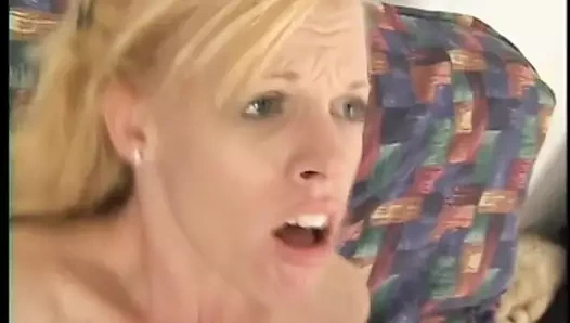 Sarışın siyah yarak tarafından delinmiş tüm delikler alır