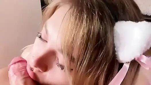 Genç kız tatlı sakso çekiyor